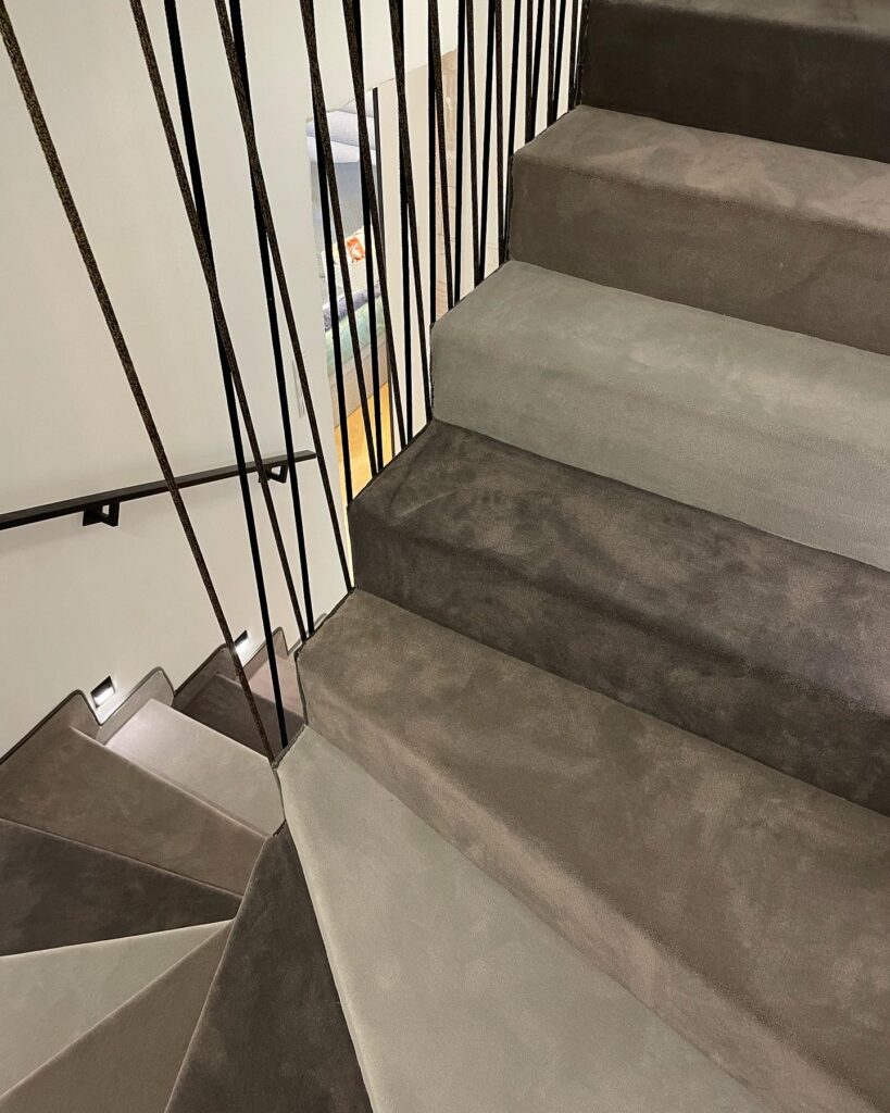 schody z wykładziny dywanowej | wykładzina dywanowa na schody