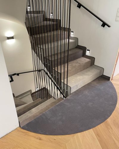 schody z wykładziny dywanowej | wykładzina dywanowa na schody
